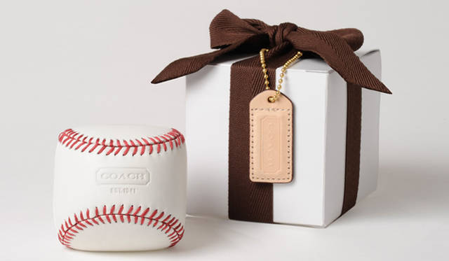 <strong>COACH｜コーチ　BASEBALL CHARITY</strong>　ベースボール型のペーパーウェイト。ここにMLBや日本プロ野球界のスター選手らの直筆サインがほどこされ、Yahoo！オークションに出品される。
