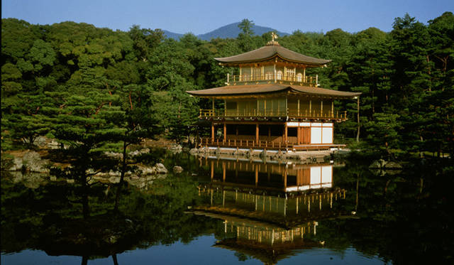 <strong>GUCCI│グッチ</strong> 京都・フィレンツェの伝統を未来につなぐ職人技 「時の贈りもの」 ～GUCCI90年のアーカイブ展～　6月より、金閣寺にて展覧会が開催される。