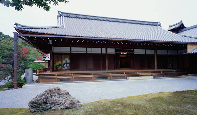 <strong>GUCCI│グッチ</strong> 京都・フィレンツェの伝統を未来につなぐ職人技 「時の贈りもの」 ～GUCCI90年のアーカイブ展～　アーカイブが展示されるのは、世界遺産「鹿苑寺」（金閣寺）本堂の「方丈」。