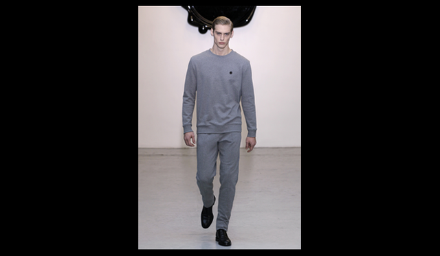 <strong>VIKTOR & ROLF｜ヴィクター＆ロルフ</strong>　ヴィクター＆ロルフの2011年秋冬ムッシュコレクションは、テーラリングの伝統的な概念を超えたスーチングを楽しげに語っている。予想外のコンビネーションを試み、フレッシュでマスキュリンな文脈において、スーツをモダンに遊んでいるのが印象的だ。ポプリンのトラウザーとシャツ、キルトナイロンジャケットとパンツ、グレーメランジジョギングスーツなど。スーチングは同じ布地を合わせることから生まれた。プロポーションで遊んだクラシックプリントも新鮮だ。ランバージャック チェックは、さまざまなサイズスケールや加工素材で表現してある。