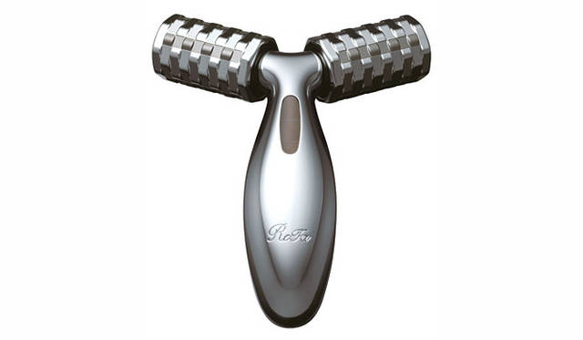 <strong>連載｜藤原美智子</strong>　プラチナ電子ローラー「ReFa PRO」2万4900円（MTG）　エステティックサロンやビューティサロンのプロの技術を味わえる｢プロ仕様｣。防水仕様なのでバスタブのなかでも使用できる。Tel.052-481-2707 http://refa.mtgec.jp/