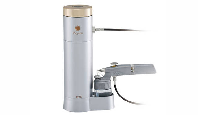 <strong>連載｜藤原美智子</strong>　「炭酸ミストケア Plosion」プロージョン（MTG）　プロフェッショナル用の炭酸ミストで、本格ホームエステ。炭酸美容の効果とナノ分子配合ローションを融合したミストで、肌にうるおいをあたえ、ハリと弾力に満ちた肌へと導く。