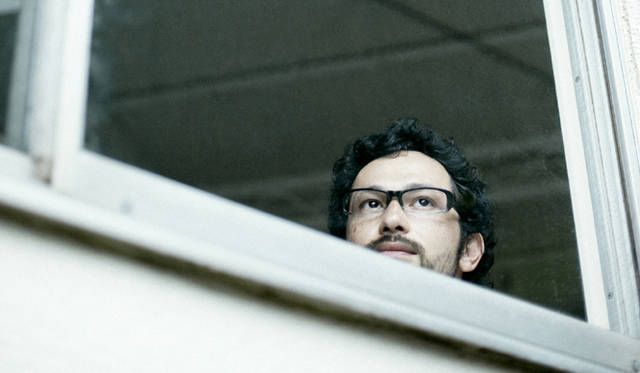 <strong>POKER FACE｜ポーカーフェイス</strong>　「立方体＝CUBE」をコンセプトに展開するポーカーフェイスのオリジナルコレクション「PCD（ピーシーディー）」からニューモデルが登場！　8ミリ厚のセルロイド生地を活かしたボリュームのあるフォルムは、なめらかな曲面とシャープなエッジのコントラストによって独特の存在感をはなつ。　PCD（ピーシーディー）　CD02-BKCL　2万250円