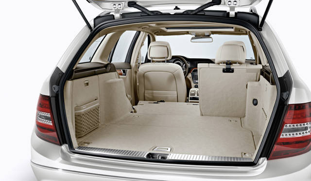 <strong>Mercedes-Benz C-CLASS Stationwagon│メルセデス・ベンツ Cクラス ステーションワゴン</strong>　通常465リットルから1465リットルまで拡大することができるラゲッジスペースも魅力だ。