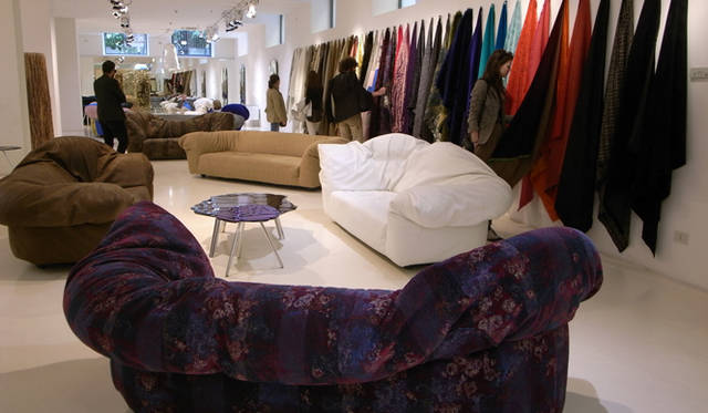 <strong>Milano Salone 2011｜川合将人のミラノサローネそぞろ歩き</strong>   edra　ミラノ市内の＜edra＞のショールームで発表された、フランチェスコ・ビンファーレのソファ《Sfatto》。張り地となるテキスタイルのサンプルが大きな壁面を彩る。