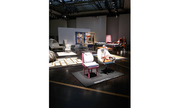 <strong>Milano Salone 2011｜川合将人のミラノサローネそぞろ歩き</strong>   TALKING TAXTILES　テキスタイルを使った革新的なデザインの作品を集めた企画展。手前はブラジルのロドリゴ・アルメイダの椅子