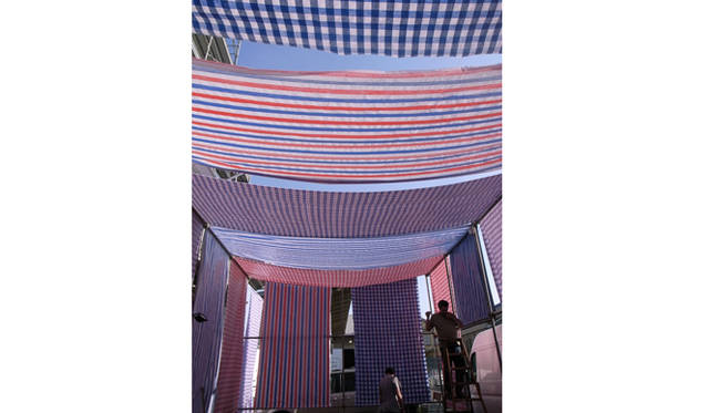 <strong>Milano Salone 2011｜川合将人のミラノサローネそぞろ歩き</strong>   eumenes　トルトーナ地区で発表された、イタリアの家具ブランド＜eumenes＞の会場入り口。ナイロン生地が青空に映える。