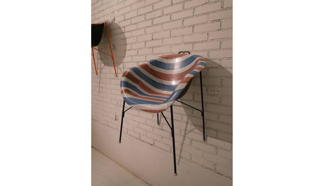 <strong>Milano Salone 2011｜川合将人のミラノサローネそぞろ歩き</strong>   eumenes　パオラ・ナヴォーネによるチェア《Eu/phoria》。スチールワイヤーの脚はシェルの座面を支える構造体にもなっている。