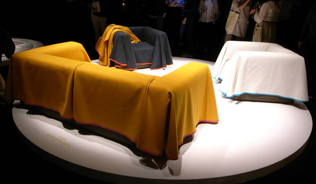<strong>Milano Salone 2011｜川合将人のミラノサローネそぞろ歩き</strong>   Established ＆ Sons　コンスタンチン・グルチッチのデザインしたアームソファ《Cape》。一人掛けと二人掛けが揃う。