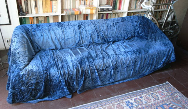 <strong>Milano Salone 2011｜川合将人のミラノサローネそぞろ歩き</strong>   Kazuhide Takahama　高濱和秀のデザインしたソファ《マンティラ》。1974年のサローネで発表されおり、製品は現在も＜シモン＞から発売中。