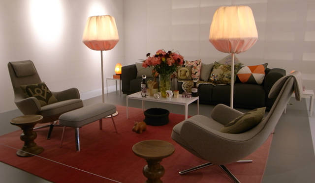 <strong>Milano Salone 2011｜川合将人のミラノサローネそぞろ歩き</strong>   Vitra　見本市会場内の＜ヴィトラ＞の展示。アントニオ・チッテリオのチェア《Grand Repos》に、デンマークの＜HAY＞のラグや布の照明を合わせている。