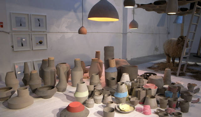 <strong>Milano Salone 2011｜川合将人のミラノサローネそぞろ歩き</strong>   ett la benn　セルロースで作られた照明と花瓶のシリーズ《kami》。ベルリンのメーカーによるデザインを集めた展示「Poetry Happens」にて。