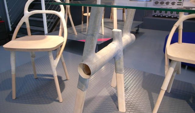 <strong>Milano Salone 2011｜川合将人のミラノサローネそぞろ歩き</strong>   VIA　フランス創作家具振興会で展示されたエリーズ・ガブリエルの家具。テーブル脚や椅子の脚、背もたれなどがセルロースで繋がれている。