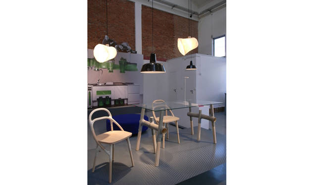 <strong>Milano Salone 2011｜川合将人のミラノサローネそぞろ歩き</strong>   VIA　エリーズ・ガブリエルのデザインは、セルロース繊維を開発している企業とのコラボレーションで作られている。ほかに照明も出品されていた。