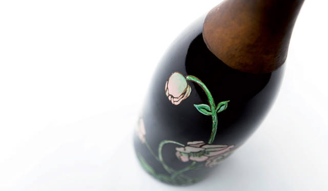 <strong>Perrier-Jouët｜ペリエ ジュエ</strong>　　ボトルには白いアネモネが。アール・ヌーヴォーを代表する画家エミール・ガレがラベルを描いた「ペリエ・ジュエ・キュベ・ベル・エポック」。
