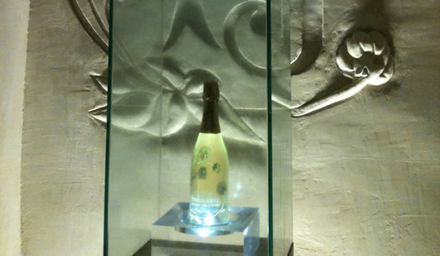 <strong>Perrier-Jouët｜ペリエ ジュエ</strong>　　ペリエ ジュエのゲストハウス「メゾン ベル エポック」の広いカーヴの一角にはお得意様の保管室が。そこに飾られた1本。