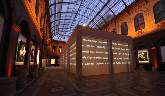 <strong>Perrier-Jouët｜ペリエ ジュエ</strong>　　会場内は最初はこんな仕掛けになっていました。