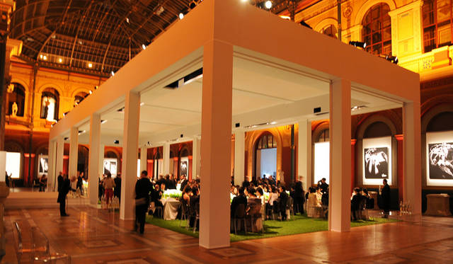 <strong>Perrier-Jouët｜ペリエ ジュエ</strong>　　幕が上がるとテーブル席があらわれ歓声が！