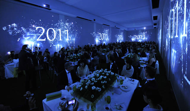 <strong>Perrier-Jouët｜ペリエ ジュエ</strong>　　デザートが終わるころには、テーブルを囲むように幕が降り200年の歴史を振り返る写真やメッセージが映し出されました。