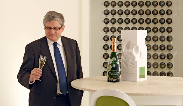 <strong>Perrier-Jouët｜ペリエ ジュエ</strong>　　アメリカ人のアーティスト ダニエル・アーシャムの彫刻作品のなかに、記念のマグナムボトルがおさめられるようになっている。