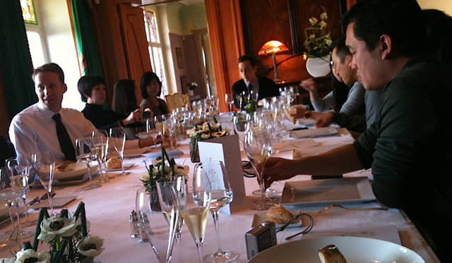 <strong>Perrier-Jouët｜ペリエ ジュエ</strong>　　メゾン ベル エポックのサロンにて会食。200年の歴史、シャンパーニュのあり方を語り合います。