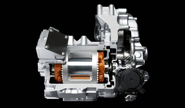 <strong>ELECTRIC DRIVING FOR SMART CITY｜日産 リーフ編</strong>　フロントに搭載されるモーター。減速時には発電機として、減速エネルギーの一部を電気として回収し、バッテリーに充電される。