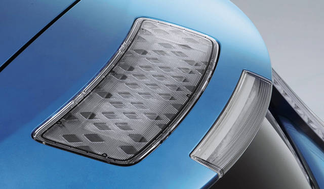 <strong>ELECTRIC DRIVING FOR SMART CITY｜日産 リーフ編</strong>　Gグレード（406万350円）に取りつけられているソーラーセルモジュールは、12Vバッテリー（走行、エアコン以外の電子制御系などを動かす）に補充電する機能をもっている。