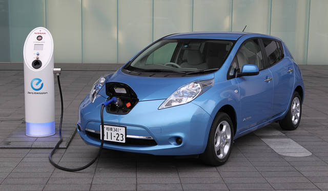 <strong>ELECTRIC DRIVING FOR SMART CITY｜日産 リーフ編</strong>　自宅など、200V 15Aの電力環境が整っていれば、いつでも充電が可能（100Vでも可）。その場合、8時間を要するとのことだが、急速充電器を用いれば、30分ほどで80パーセントまで充電できる。