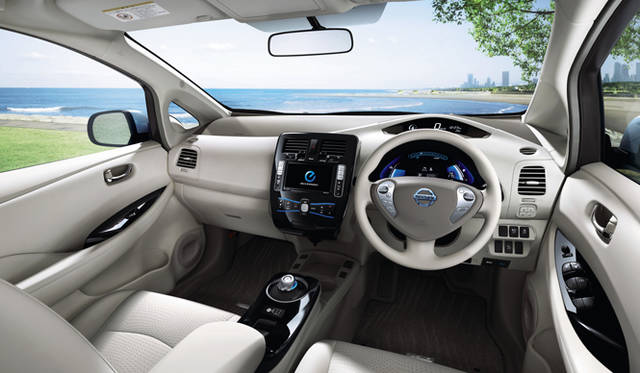 <strong>ELECTRIC DRIVING FOR SMART CITY｜日産 リーフ編</strong>　ホワイトカラーでまとめられたリーフのインテリアは、EVがもつ“クリーンさ”を表現している。
