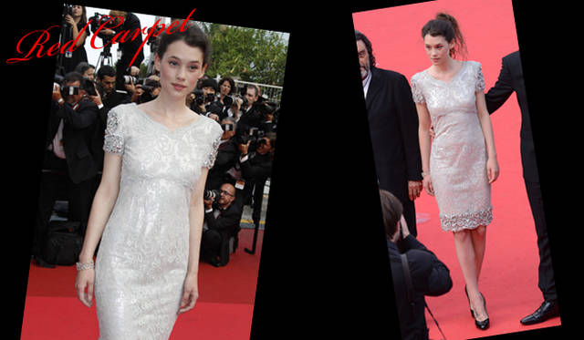 <strong>カンヌ国際映画祭2011</strong>｜話題沸騰のシリーズ最新作『パイレーツ・オブ・カリビアン／生命の泉』にて美しくも獰猛な人魚を演じ、ハリウッドデビューを飾ったAstrid Berges-Frisbey（アストリッド・ベルジュ＝フリスベ）。彼女のもつ透明感と淡いグレーのレースがマッチしたドレスはシャネルクチュールコレクション。ともにレッドカーペットを歩いたペネロペ・クルスの情熱的な存在感との対比が印象的であった。