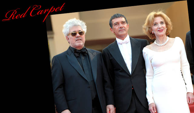 <strong>カンヌ国際映画祭2011</strong>｜トレンドのオールホワイトをチョイスしたのはスペインの大女優 Marisa Paredes（マリサ・パレデス）。ドレスはカルバンクラインコレクション。　©2011 Francois Durand / Getty Images