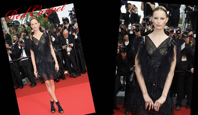 <strong>カンヌ国際映画祭2011</strong>｜Karolina KURKOVA（カロリナ・クルコヴァ）はフェザーとトランスペアレントなレースのコンビネーションがロマンチックなシャネルのブラックミニドレスで登場。ヘアもおなじくブラックのヘアアクセサリーできりっとタイトにまとめ、ふんわりとフェミニンなドレスとのコントラストをつけたモードな着こなしをみせた。『パイレーツ・オブ・カリビアン／生命(いのち)の泉』プレミアにて。