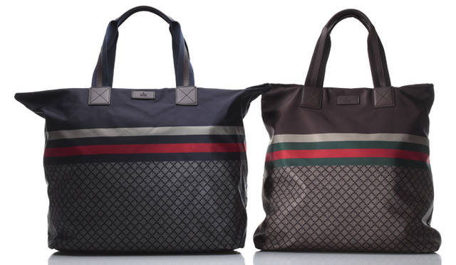 左／トートバッグ（ネイビー） [W60×H40×D22cm] 7万8750円　　右／トートバッグ（ブラウン） [W41×H40×D11cm] 7万2450円（ともにグッチ／グッチ ジャパン）