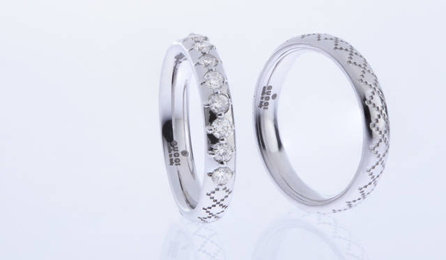 <strong>GUCCI｜グッチ「ディアマンティッシマ」</strong>　左／リング [WG×ダイヤモンド] 20万8950円　右／リング [WG] 9万9750円（ともにグッチ／グッチ ジャパン）