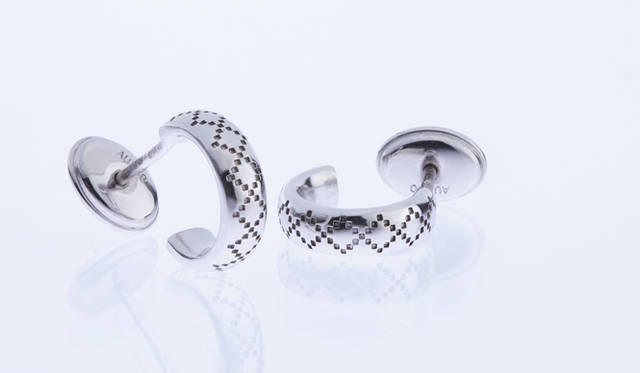 <strong>GUCCI｜グッチ「ディアマンティッシマ」</strong>　イヤリング [WG] 10万3950円（グッチ／グッチ ジャパン）