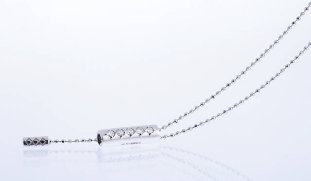 <strong>GUCCI｜グッチ「ディアマンティッシマ」</strong>　ラリエット [WG×ダイヤモンド] 22万5750円（グッチ／グッチ ジャパン）