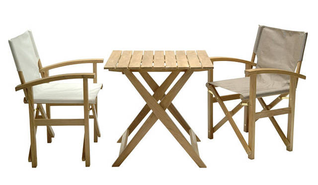 <strong>LIVING MOTIF｜リビング・モティーフ</strong>　チークディレクターズチェア各3万5700円、チークアウトドアテーブル 「フォールディングテーブル 70」3万3600円