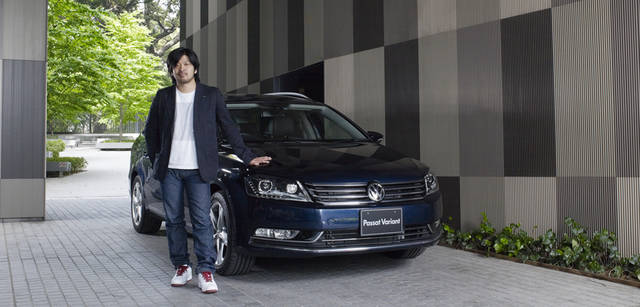 <strong>Volkswagen Passat｜フォルクスワーゲン パサート </strong>　松嶋シェフとパサートを撮影したのは、 Restaurant-Iへとつながるエントランス部分。東 京・神宮前にある東郷神社の広大な敷地の一角 で、都会の中心にありながら喧騒忘れさせる静謐な空間。