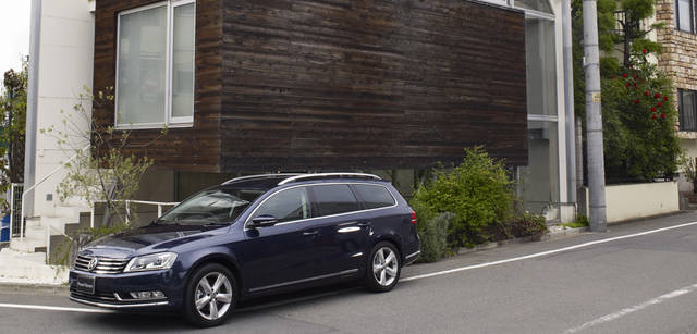 <strong>Volkswagen Passat｜フォルクスワーゲン パサート </strong>　駒沢通りを駒沢公園を過ぎて少し西に進むと住宅地の一角にたたずむadito。いまや地元民のオアシス的存在で、ペットを連れてカフェでひと息という客層も多い。