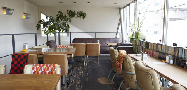 <strong>Volkswagen Passat｜フォルクスワーゲン パサート </strong>　aditoの気持よさは、店内全体に射しこむ陽光と吹き抜ける風。近隣には高い建物もなく、開放感がある。また、本棚には書籍、漫画などさまざまな本があるので、お茶をしながら静かに読書という使い方もいい。