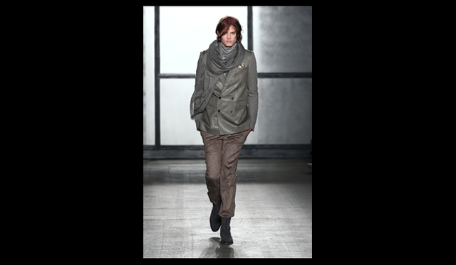 <strong>Robert Geller｜ロバート・ゲラー</strong>　2011年A/Wのロバート・ゲラーはルチアーノ・ヴィスコンティの映画からインスピレーションを得ている。ヴィスコンティ特有の構成で描かれた作品は、時代を超えたエレガンスを湛え、リッチスタイルとしてゲラーのコレクションへ映し出される。ラグジュアリーであり洗練されながらも慎みのある雰囲気は、コレクションをとおして表現されている。今季のカラーパレットは、ヴィスコンティの作品の不鮮明で印象的な場面を反映。深い粘土色、青みがかった薄紫色、炭色は、年月のたったフィルムの色あせたような中間色を思い起こさせる。また同時に光沢のある黒い影、青みがかった灰色、砂色はヴィスコンティ作品で多くの俳優から醸し出される、特異な洗練さが漂う。