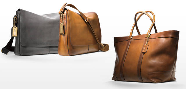 <strong>COACH｜コーチ　BASEBALL CHARITY EVENT REPORT</strong>　2011年秋の新作「Bleecker Legacy（ブリーカー レガシー）」から。左／クーリエ バッグ 各7万7700円、右／ウィークエンド トート 9万9750円。ほかにフィールド バッグ（5万9850円）もラインナップ。
