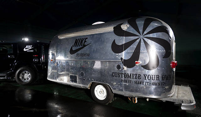 <strong>NIKE SPORTSWEAR｜ナイキ スポーツウェア</strong>　ナイキ スポーツウェア「NIKE GS POLO」　カスタマイズサービス車（開催スケジュールは記事へ）