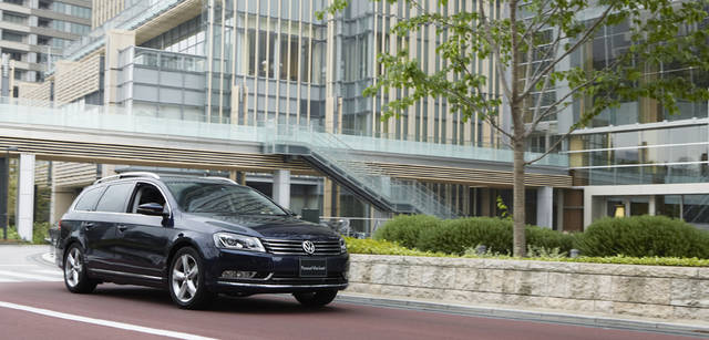 <strong>Volkswagen Passat｜フォルクスワーゲン パサート </strong>　パサートの後ろに見えるのは東京ミッドタウン。いま、日本にある、あらゆるプロダクトデザインを知るにはここが最適だと柴田氏は語る。事務所から近いこともあり、頻繁に通う場所のひとつだ。