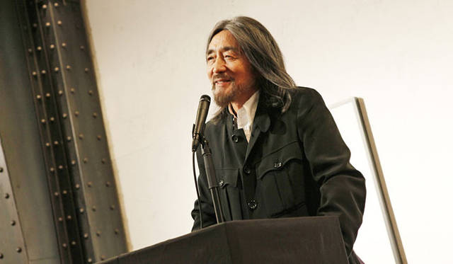<strong>YOHJI YAMAMOTO｜ヨウジヤマモト</strong>　パリコレクションデビュー30周年パーティーにて山本耀司氏