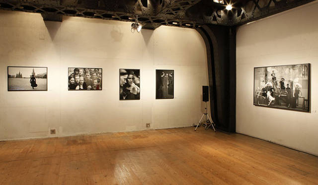 <strong>YOHJI YAMAMOTO｜ヨウジヤマモト</strong>　『ヨウジヤマモト青山店』で開催中の写真展覧会