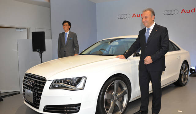 <strong>Audi｜アウディ</strong>　A8とともに写っているのは、アウディ ジャパン 社長 大喜多 寛氏（左）、サッカー日本代表監督 アルベルト・ザッケローニ氏（右）