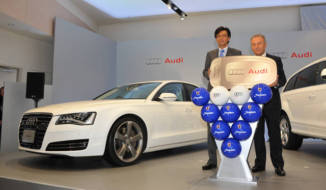 <strong>Audi｜アウディ</strong>　アウディ ジャパン 社長 大喜多 寛氏（左）、サッカー日本代表監督 アルベルト・ザッケローニ氏（右）