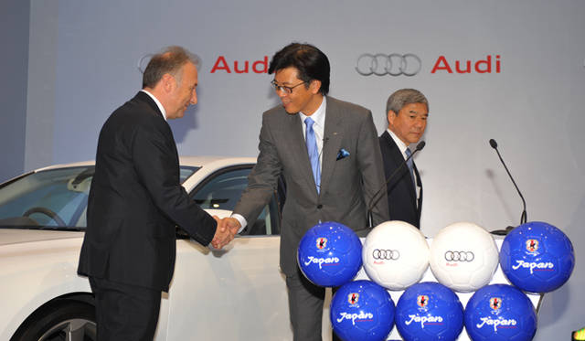 <strong>Audi｜アウディ</strong>　握手を交わす大喜多氏とザッケローニ監督