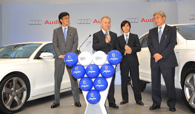 <strong>Audi｜アウディ</strong>　アウディ ジャパン 社長 大喜多 寛氏（左）、サッカー日本代表監督 アルベルト・ザッケローニ氏（中）、日本サッカー協会副会長　大仁邦彌氏（右）